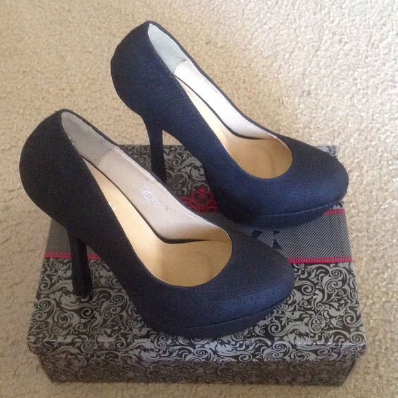 NWB - black embossed print pumps