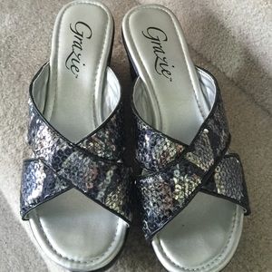 Sequenced wedge sandal