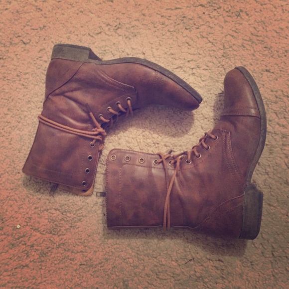 Brown combats