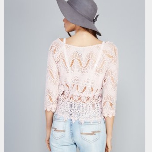 ❌SOLD❌New light pink lace top - Picture 2 of 4