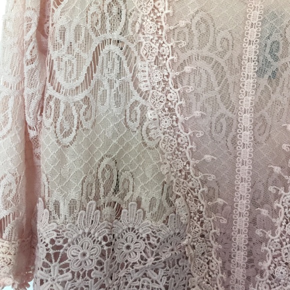 ❌SOLD❌New light pink lace top - Picture 4 of 4