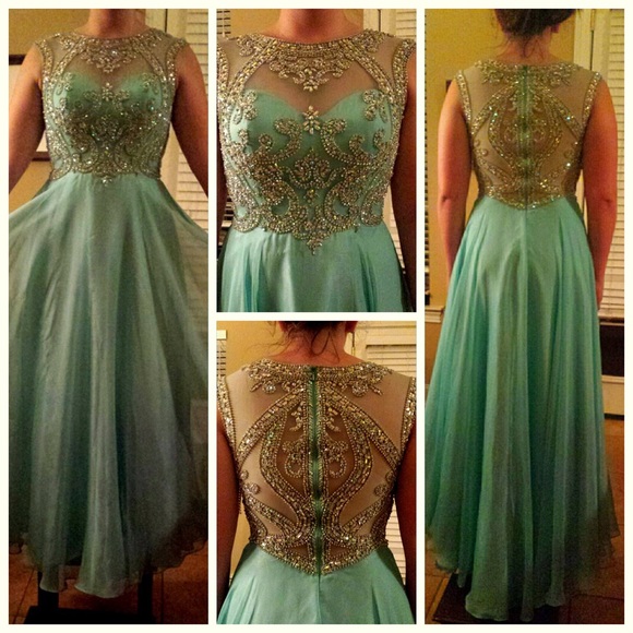 Stunning Formal Gown. - Picture 2 of 4