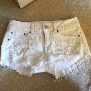 Short white shorts with lace pockets