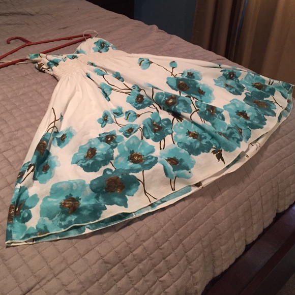 White sundress with light blue flowers - Picture 2 of 4