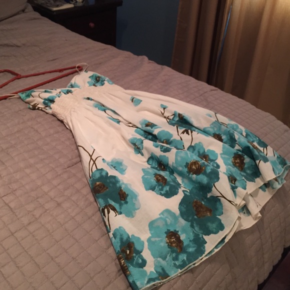 White sundress with light blue flowers - Picture 3 of 4