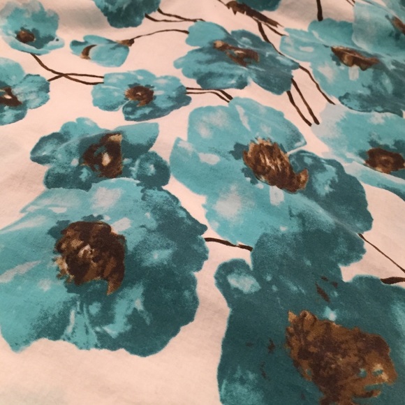 White sundress with light blue flowers - Picture 4 of 4