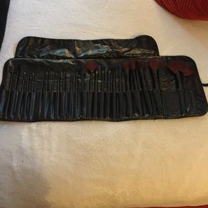 MAC makeup brush set ON HOLD