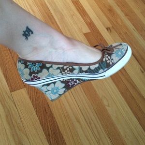 High heeled canvas shoes