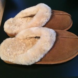 Bearpaw tan slippers