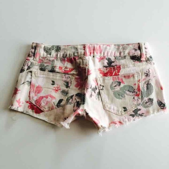 ❌❌SOLD❌❌Summer Floral Print Shorts - Picture 2 of 2