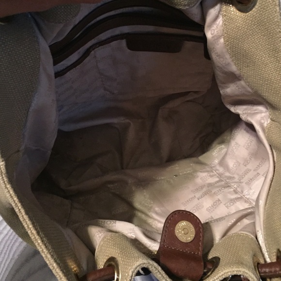 Like new authentic Michael Kors handbag. - Picture 4 of 4