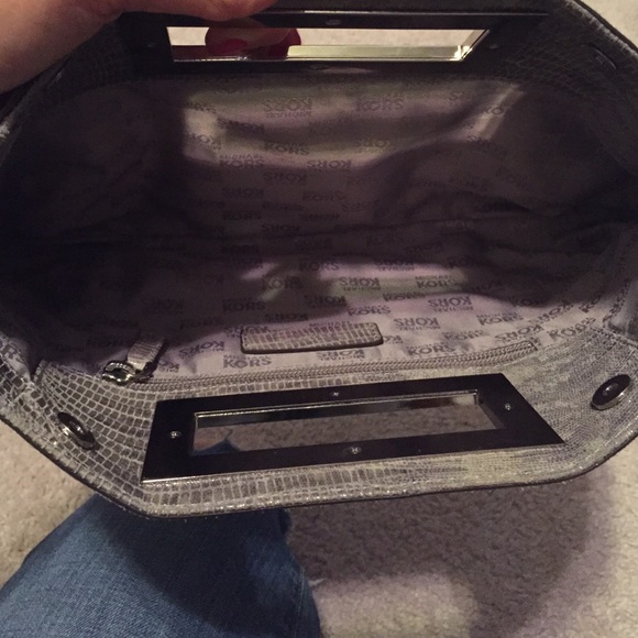 BNWT MICHAEL KORS CLUTCH. NO TRADES. - Picture 3 of 4