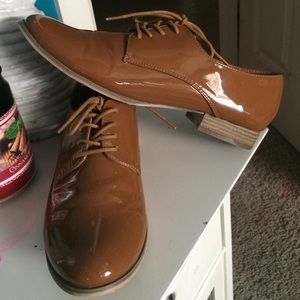 brown shiny shoes