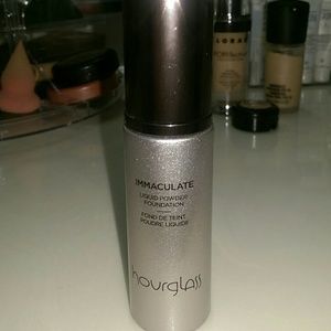 Hourglass liquid powder foundation