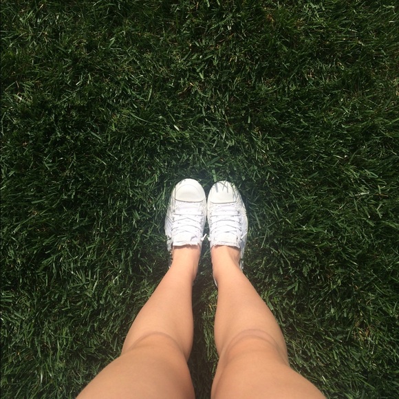 White Shoreline Converse