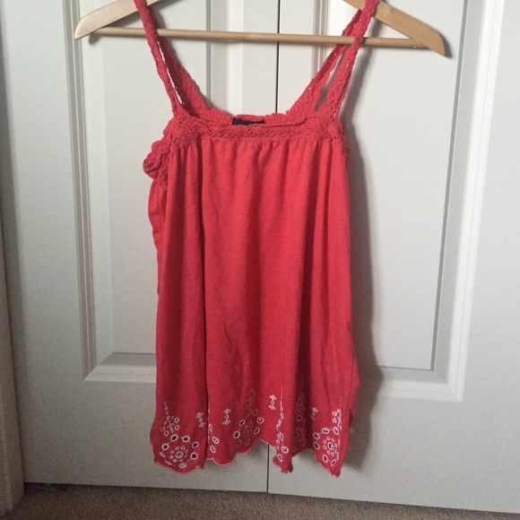 Tank top w/ white flower design at bottom