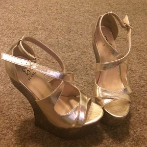 🆑 Scene shoedazzle gold wedges