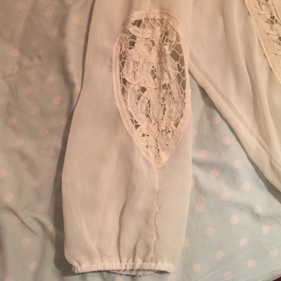 Sheer 3/4 sleeve with crochet detail - Picture 3 of 3