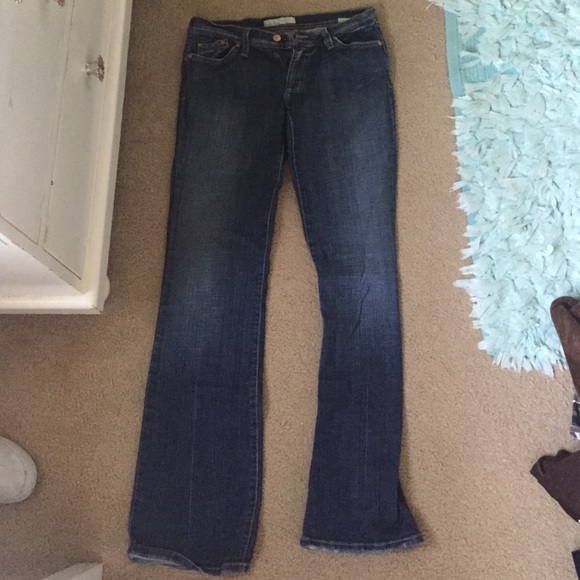 Jeans with cute diamond design on back pockets