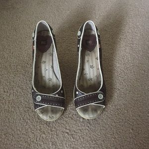 brown and cream colored wedges