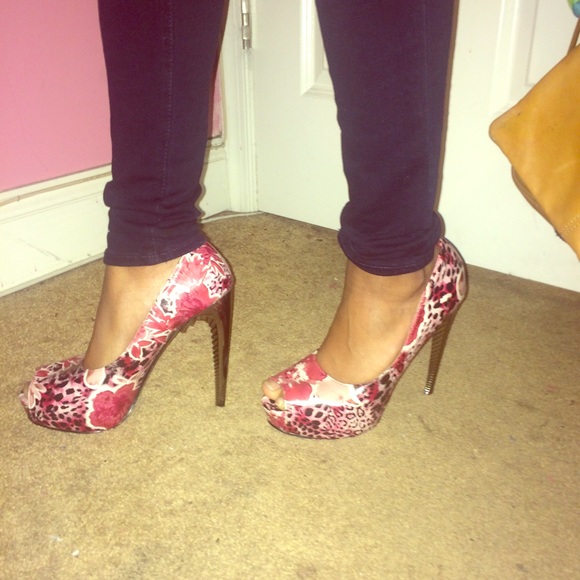 Floral red kiss open toe pumps