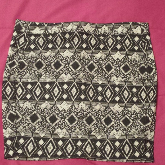 H&M tribal Aztec Black and White print mini skirt.
