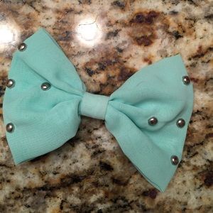 Aquamarine bow with silver studs