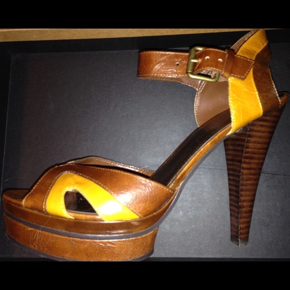 💛Nine West Multi color Cognac heel💛