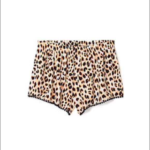 SOLD ON Ⓜ️erc! VS PINK NWOT Leopard Shorts