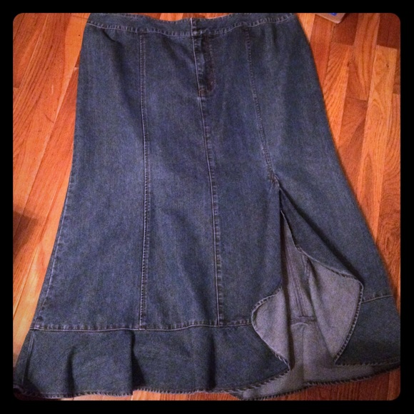 🎉SOLD-bundled🎉Flared, ruffled Jean skirt with sl
