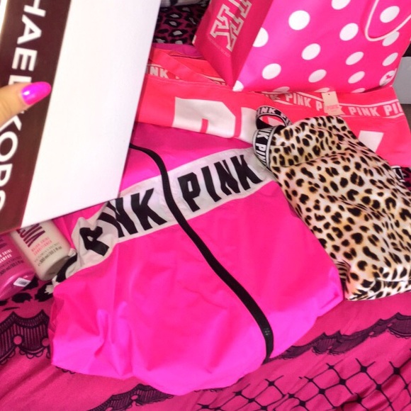 💖Looking💖😞 for PINK wind breaker