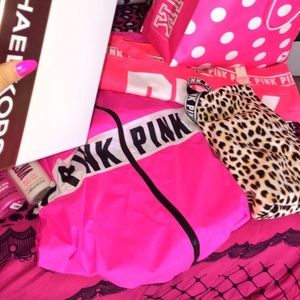 💖Looking💖😞 for PINK wind breaker