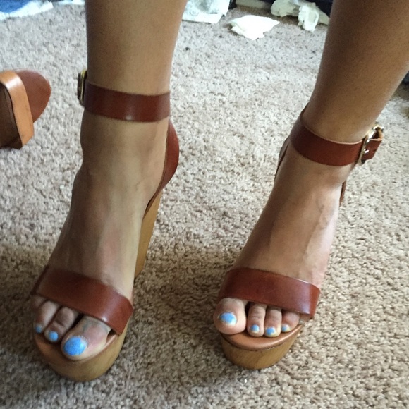 Size 8 Steve Madden Wooden Wedge.
