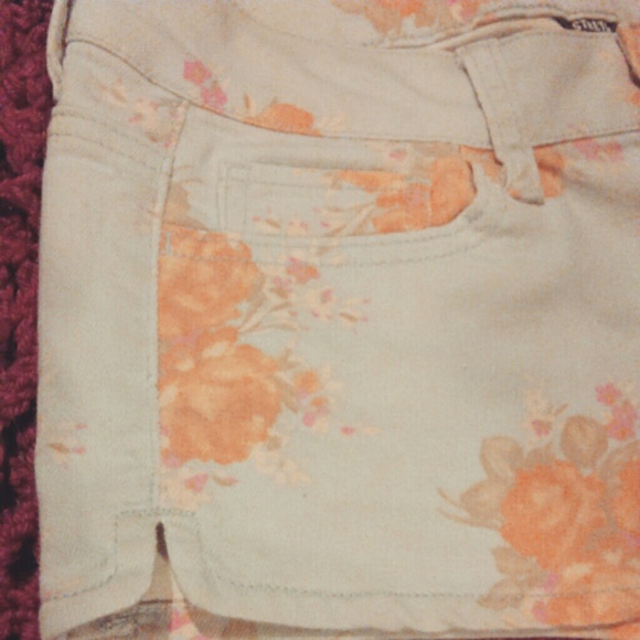 🌟 3🌟ITEMS FOR $20! AE Floral Shorts with Stretch - Picture 2 of 4