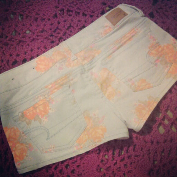 🌟 3🌟ITEMS FOR $20! AE Floral Shorts with Stretch - Picture 3 of 4