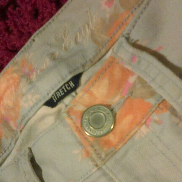 🌟 3🌟ITEMS FOR $20! AE Floral Shorts with Stretch - Picture 4 of 4