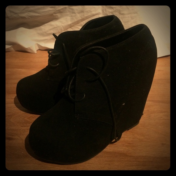 Black wedges