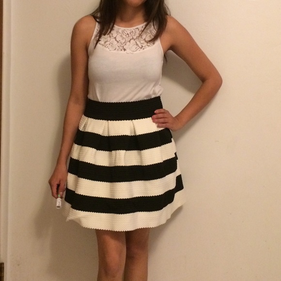 Voluminous stripped skirt.