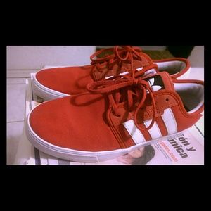 Red adidias.