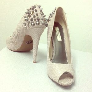 Nude Studded Simply Vera Vera Wang Peep Toe Heels