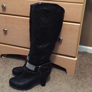 Black heeled boot