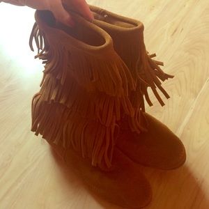 Tan suede Minnetonka fringe boots. Size 9.