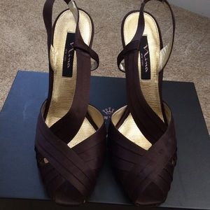 Nina, chocolate peep toe pump