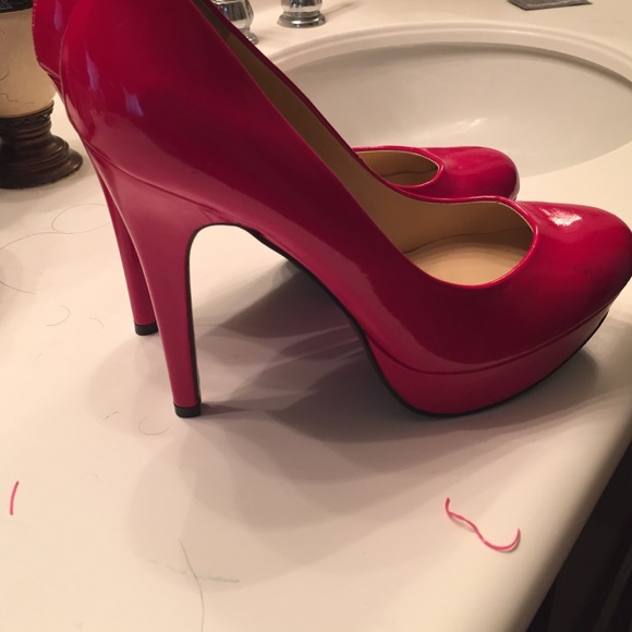 SOLD Guess high heels - Picture 2 of 4