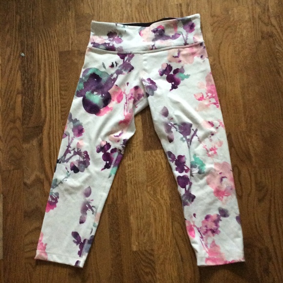 Lululemon Wunder Unders size 6