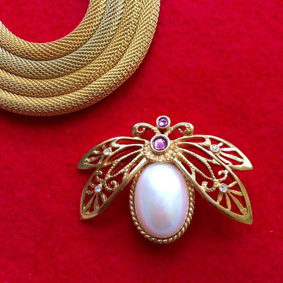 Vintage Jewelry - HP🎉 Vintage Avon Bee Brooch Pin Vintage Jewelry - HP🎉 Vintage Avon Bee Brooch Pin