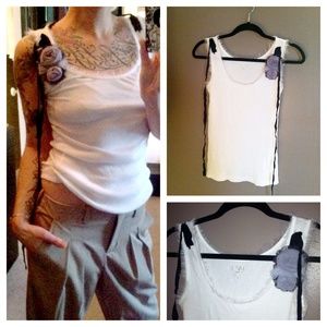 ⭐️White tank top with a twist⭐️