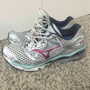 Mizuno running sneakers & PINK socks