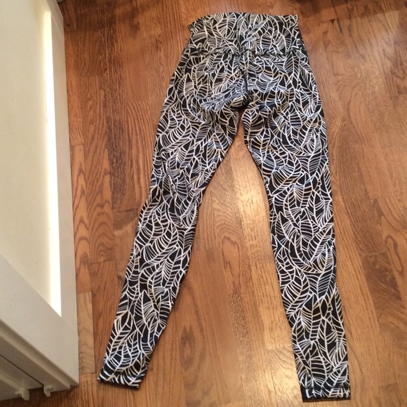 Lululemon Wunder Under Roll Down size 6