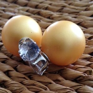Double sided pearl and crystal earring